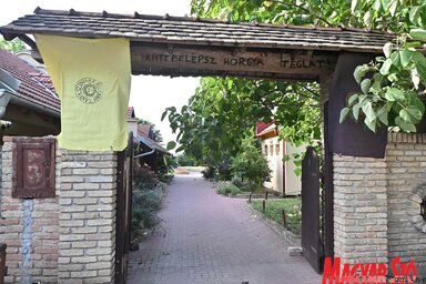 Tanyaszínház székhelyének bejárata (Ótos András felvétele)