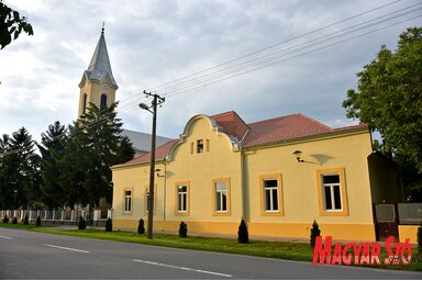 A szajáni Szent István-templom és a plébánia (A szerző felvétele)