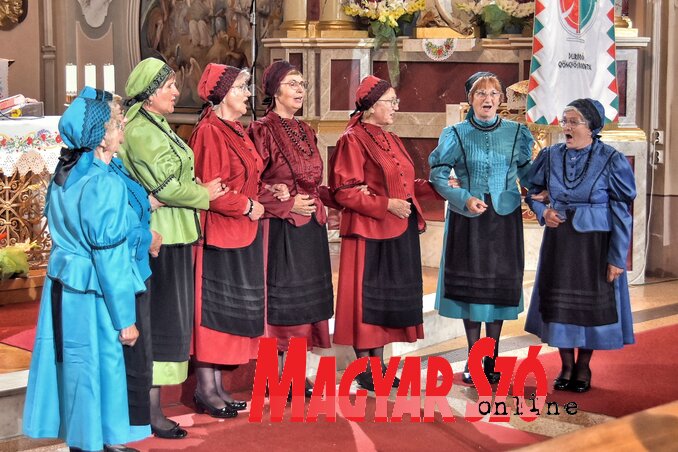 Az adai templomban elsőként a Vadvirág asszonykórusa lépett fel (Gergely Árpád felvétele)