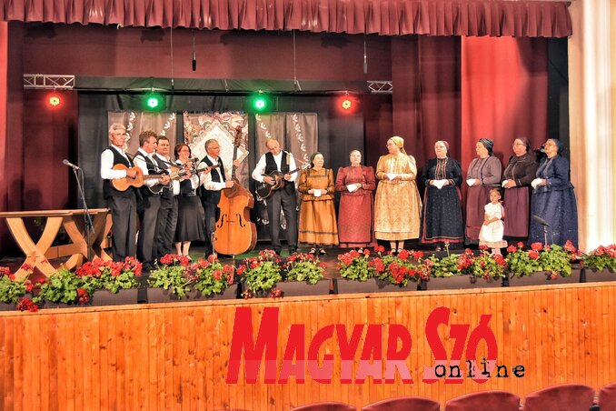 A fesztivál fellépői az adai színházteremben (Gergely Árpád felvétele)