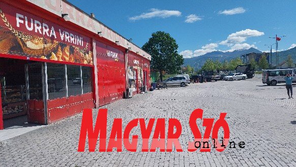 Egy állomás Dragaš felé. Távolban a Šar-hegyek. A parkolónál egy Furra. Pékséget jelent. Fura pék fura kenyeret süt, mondom Gabinak (Németh Zoltán felvétele) Egy állomás Dragaš felé. Távolban a Šar-hegyek. A parkolónál egy Furra. Pékséget jelent. Fura pék fura kenyeret süt, mondom Gabinak (Németh Zoltán felvétele)