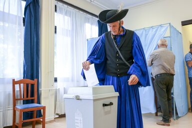Egy hortobágyi csikós a hagyományos öltözékben adta le voksát az európai parlamenti és helyhatósági választásokon (Fotó: Beta/AP)