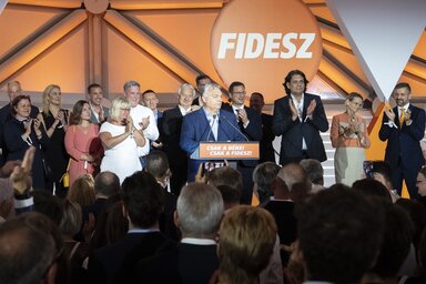 Orbán Viktor sajtótájékoztatója az eredményvárón, Vicsek Annamária balról az első (Fotó: MTI)