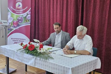 A gazdakör és Nagy Miklós szerződést írtak alá a nagyköveti kinevezésről, ami négy évre vonatkozik (Fotó:VASZ)