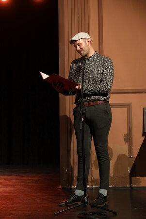 Szakács Tamás köszönti a gálaműsor közönségét (Lakatos János felvétele)