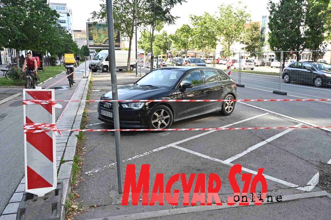 A Felszabadulás sugárút mentén, a Danilo Kiš utcához közeli szakaszon parkolófelújítási munkálatok kezdődtek (Fotó: Ótos András felvétele) A Felszabadulás sugárút mentén, a Danilo Kiš utcához közeli szakaszon parkolófelújítási munkálatok kezdődtek (Fotó: Ótos András felvétele)
