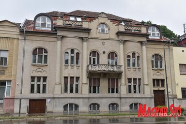 A szomszédos épületek mellett monumentális és szembetűnő ingatlan / Molnár Edvárd felvétele