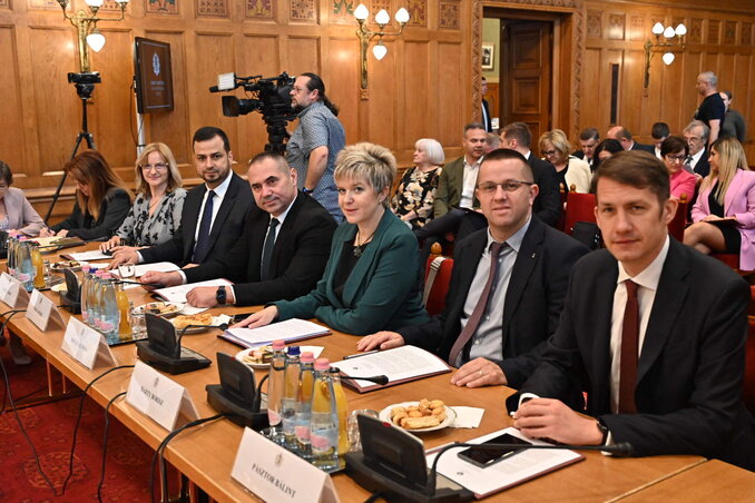 A VMSZ köztársasági képviselői az ülésen (Ótos András felvétele) A VMSZ köztársasági képviselői az ülésen (Ótos András felvétele)