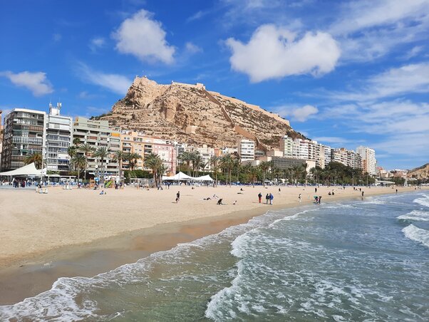 A Playa del Postiguet és a várdomb A Playa del Postiguet és a várdomb