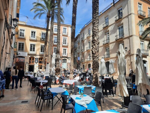 Esténként nagy mennyiségben fogy a sangria és a tapas Esténként nagy mennyiségben fogy a sangria és a tapas