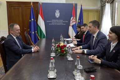 Magyar József Marko Đurićtyal és a küldöttségek tagjaival (A külügyminisztérium által közzétett felvétel)