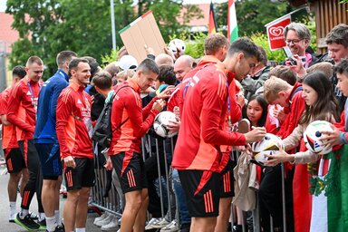 Szalai Attila, Gazdag Dániel, Nagy Ádám és Balogh Botond válogatottak a csapat nyilvános edzése után Weiler-Simmerbergben (Fotó: MTI)