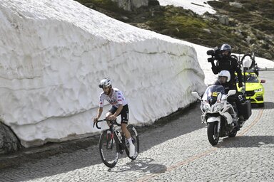 Adam Yates a Szt. Gotthárd-hágó hófalai között második lett a szakaszon, amivel átvette az összetett vezetést (Fotó: Beta/AP)
