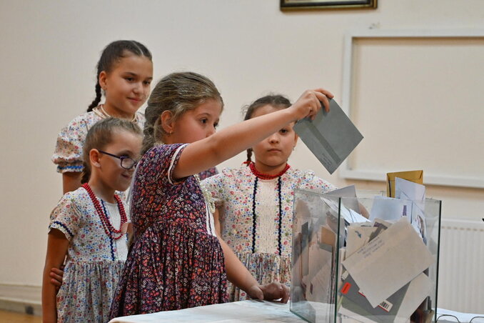A Népkör kis tagjainak segítségével kisorsolták az öt darab, egyenként 5000 dinár értékű ajándékcsomagokat (Fotó: Ótos András felvétele) A Népkör kis tagjainak segítségével kisorsolták az öt darab, egyenként 5000 dinár értékű ajándékcsomagokat (Fotó: Ótos András felvétele)
