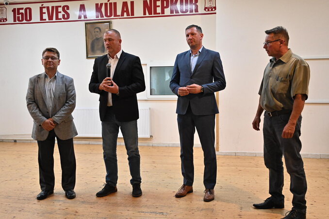 Varga Attila és a mezőgazdaságban jártas vendégei most is aktuális köztársasági és tartományi pályázati és támogatási lehetőségekről beszélgettek (Fotó: Ótos András felvétele) Varga Attila és a mezőgazdaságban jártas vendégei most is aktuális köztársasági és tartományi pályázati és támogatási lehetőségekről beszélgettek (Fotó: Ótos András felvétele)
