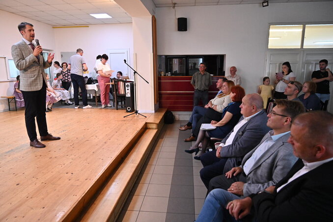 Dr. Pásztor Bálint rámutatott, a VMSZ mezőgazdasági csapata komoly sikereket ért el a problémák megoldásában köztársasági és tartományi szinten is (Fotó: Ótos András felvétele) Dr. Pásztor Bálint rámutatott, a VMSZ mezőgazdasági csapata komoly sikereket ért el a problémák megoldásában köztársasági és tartományi szinten is (Fotó: Ótos András felvétele)