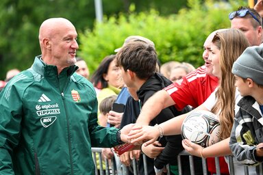 A magyar válogatott nyilvános edzése után Marco Rossi szövetségi kapitány is üdvözölte a szurkolókat Weiler-Simmerbergben (Fotó: MTI)