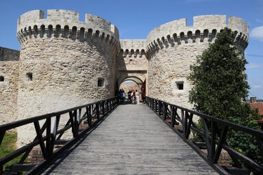 A Nicolas Doxat de Démoret tervei alapján készült bástyapáros és átjáró a Kalemegdan legismertebb kapuja (Fotó: Beta)