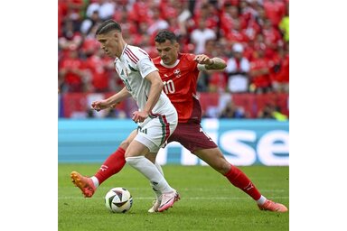 Sallai Roland és a svájci Granit Xhaka (Fotó: MTI)