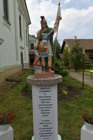 Az új szobor már nem köztéren, hanem a templomkertben kapott helyet (Gergely József felvétele) Az új szobor már nem köztéren, hanem a templomkertben kapott helyet (Gergely József felvétele)