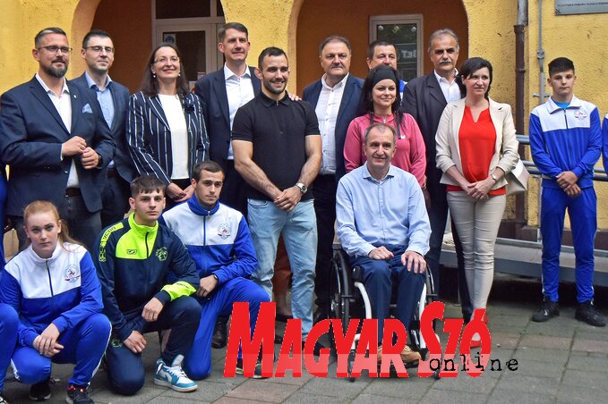 Szerekeres Pált Csókán több neves vajdasági sportoló is köszöntötte, többek között Nemes Viktor és Berze (Tápai) Éva (Fotó: Gergely Árpád felvétele) Szerekeres Pált Csókán több neves vajdasági sportoló is köszöntötte, többek között Nemes Viktor és Berze (Tápai) Éva (Fotó: Gergely Árpád felvétele)