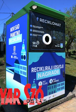 Az okos hulladékgyűjtés technikája az idén tavasszal indult be igazán, noha a gyűjtőautomaták már korábban is jelen voltak a város több pontján. A Reciklomaták megjutalmazzák a hulladékot szelektálva gyűjtő polgárokat. Ilyen szerkezetbe botlunk az Apolló Központ, a városi képviselő-testület épülete, a Fabrika Művelődési Központ előtt, valamint a sétányon és a Strandon is. Amikor bedobjuk a csomagolóanyagot – PET- vagy alumíniumpalackot, műanyag dobozt, üveget stb. –, az elektronikus felismerőrendszer leszkenneli és felméri, milyen fajta hulladékról van szó. (Dávid Csilla felvétele) Az okos hulladékgyűjtés technikája az idén tavasszal indult be igazán, noha a gyűjtőautomaták már korábban is jelen voltak a város több pontján. A Reciklomaták megjutalmazzák a hulladékot szelektálva gyűjtő polgárokat. Ilyen szerkezetbe botlunk az Apolló Központ, a városi képviselő-testület épülete, a Fabrika Művelődési Központ előtt, valamint a sétányon és a Strandon is. Amikor bedobjuk a csomagolóanyagot – PET- vagy alumíniumpalackot, műanyag dobozt, üveget stb. –, az elektronikus felismerőrendszer leszkenneli és felméri, milyen fajta hulladékról van szó. (Dávid Csilla felvétele)