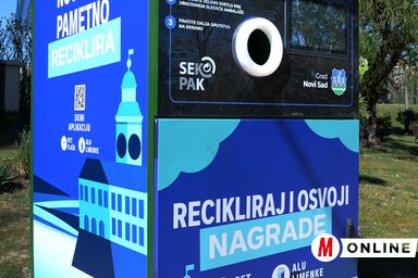 Az okos hulladékgyűjtés technikája az idén tavasszal indult be igazán, noha a gyűjtőautomaták már korábban is jelen voltak a város több pontján. A Reciklomaták megjutalmazzák a hulladékot szelektálva gyűjtő polgárokat. Ilyen szerkezetbe botlunk az Apolló Központ, a városi képviselő-testület épülete, a Fabrika Művelődési Központ előtt, valamint a sétányon és a Strandon is. Amikor bedobjuk a csomagolóanyagot – PET- vagy alumíniumpalackot, műanyag dobozt, üveget stb. –, az elektronikus felismerőrendszer leszkenneli és felméri, milyen fajta hulladékról van szó. (Dávid Csilla felvétele)
