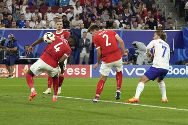 Wöber szerencsétlen mozdulata (Fotó: Beta/AP)