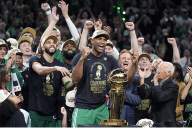 A Boston játékosai ünneplik a trófeát (Beta/AP)