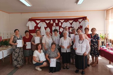 A Szakkör-program törökfalui résztvevői a kiállításmegnyitón