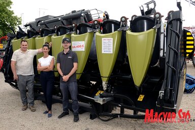 Az OROS termékeit az Agrovojvodina is forgalmazza területeinken: fotónkon Szabó Zoltán, Mirjana Samardžić és Nagy-György Tamás értékesítők az OROS CORNADO előtt (Dávid Csilla felvétele)