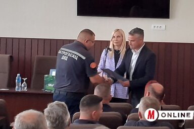 A támogatói szerződés átnyújtása (Fotó: Dancsó Áron)