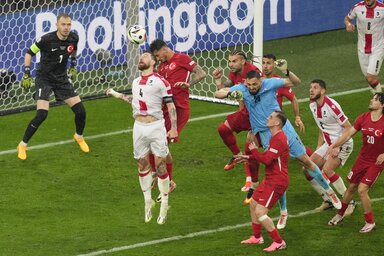 Güler (jobbról) kezd ünneplésbe bombagólja után (Beta/AP)