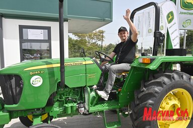 Indul a traktor a Kite Kft. cseneji telephelyéről Temerinbe (Fotó: Ótos András)