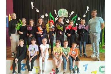 A színjátszó csoport tagjai a helyi általános iskolákban is bemutatkoztak (Fotó: Perem Magyar Színház Egyesület)