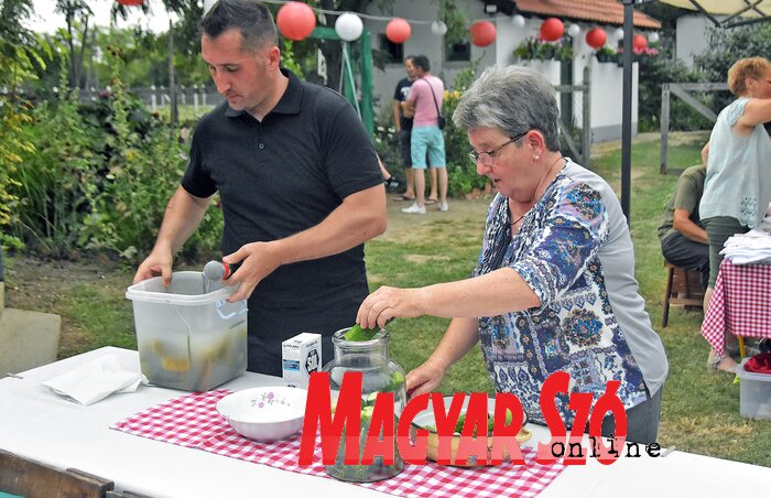 Vass Mária a hagyományos kovászos uborka készítését mutatja be a fesztivál látogatóinak (Gergely Árpád felvétele) Vass Mária a hagyományos kovászos uborka készítését mutatja be a fesztivál látogatóinak (Gergely Árpád felvétele)
