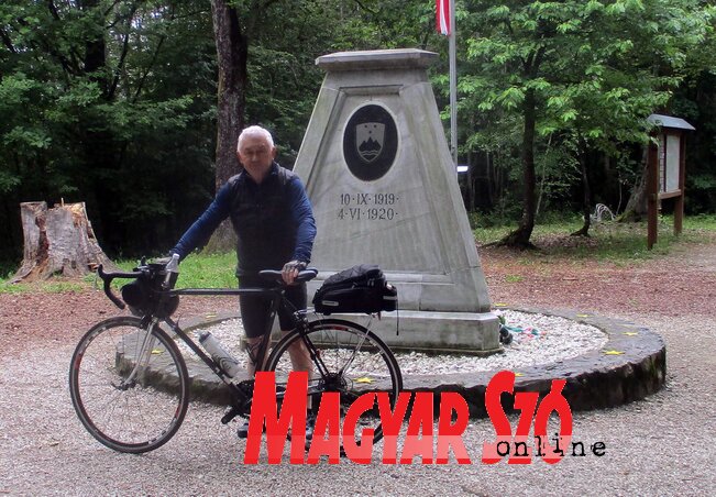 A hármashatár-kő (Kecskés István felvétele) A hármashatár-kő (Kecskés István felvétele)