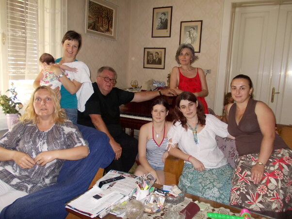 Szerkesztőségi összejövetel Sinkovits Péternél 2012-ben, aki rövid zongorakoncerttel köszöntötte kolléganőit. Balról első: Fleisz Tímea, mögötte Homolya Horváth Ágnes Eszter kislányával, Megyeri Emőke, Polyák Hajnalka, Kávai Mucsi Katalin, a felső sorban Sinkovits Péter és Gruik Ibolya (Gruik Zsuzsa felvétele) Szerkesztőségi összejövetel Sinkovits Péternél 2012-ben, aki rövid zongorakoncerttel köszöntötte kolléganőit. Balról első: Fleisz Tímea, mögötte Homolya Horváth Ágnes Eszter kislányával, Megyeri Emőke, Polyák Hajnalka, Kávai Mucsi Katalin, a felső sorban Sinkovits Péter és Gruik Ibolya (Gruik Zsuzsa felvétele)