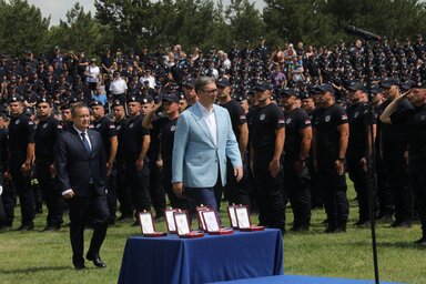 Aleksandar Vučić és Ivica Dačić a rendőrség napjának központi rendezvényén a kitüntetések átadása előtt (Beta)