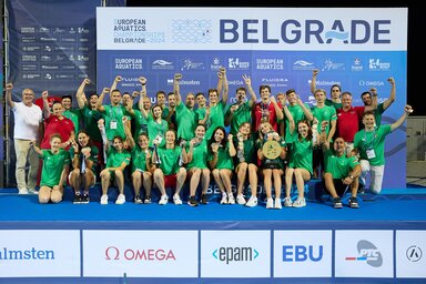 A magyar delegáció a legjobb csapatnak járó trófeával (MTI)