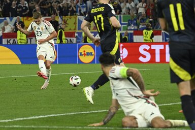 Csoboth a kapuba csavarta (MTI)