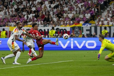 Ndoye akrobatikus mozdulattal szerezte meg Svájcnak a vezetést (Beta/AP)