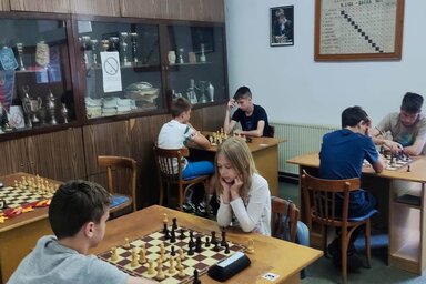 A topolyai gyerekek is ügyesen sakkoznak (Topolyai sakkiskola felvétele)