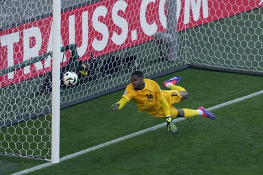 Maignan másodjára már nem fogta ki Lewandovski büntetőjét (Beta/AP)