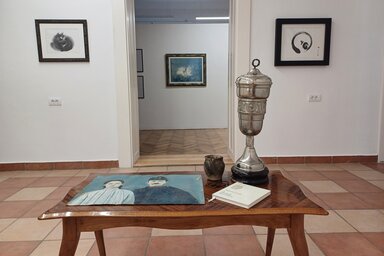 A topolyai múzeumnak adományozott hagyatékok egy része, háttérben Penovác Endre képei (Mészáros Dániel felvétele)