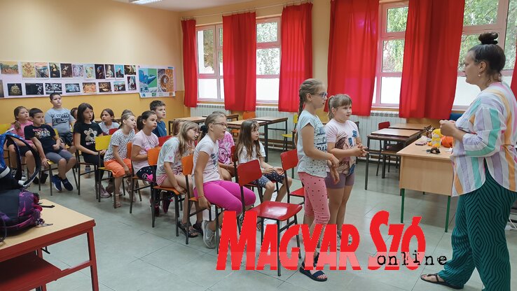 A szerb nyelvi órán a diákok érdekes foglalkozáson vehettek részt / Dér Dianna felvétele A szerb nyelvi órán a diákok érdekes foglalkozáson vehettek részt / Dér Dianna felvétele