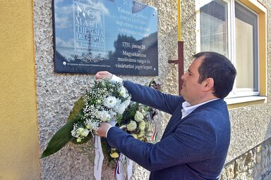 Fejsztámer Róbert, Magyarkanizsa polgármestere is megkoszorúzta a táblát (Gergely Árpád felvétele)