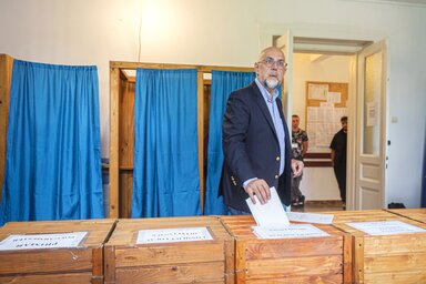 Kelemen Hunor, az RMDSZ elnöke leadja szavazatát (Fotó: MTI)