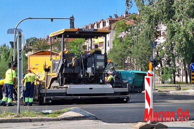 A Futaki úton, az Újtelepen július elsején megváltozik a forgalmi rend, közlekedési dugók alakulnak majd ki, aki csak teheti, ne autózzon erre! (Ótos András felvétele)