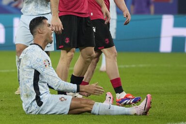 Cristiano Ronaldo addig kamuzott, és ordibált a játékvezetőre, hogy sárga lap lett a vége (Beta/AP)